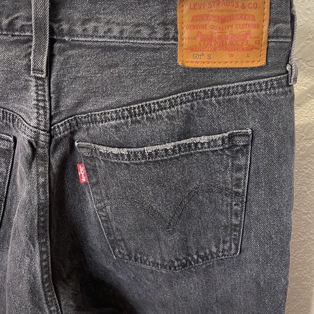 EUC black Levi’s 501 skinny jeans size 28